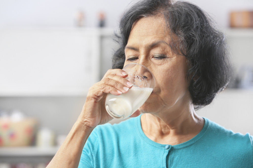 Молоко для пожилых – вред или польза?